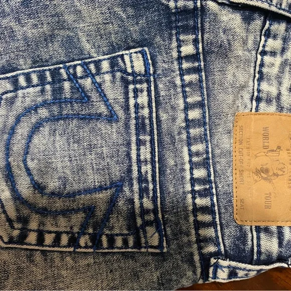 Boys True Religion Shorts - Picture 3 of 5